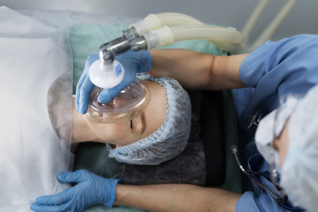 Enfermera Poniendo Mascara Oxigeno Al Paciente