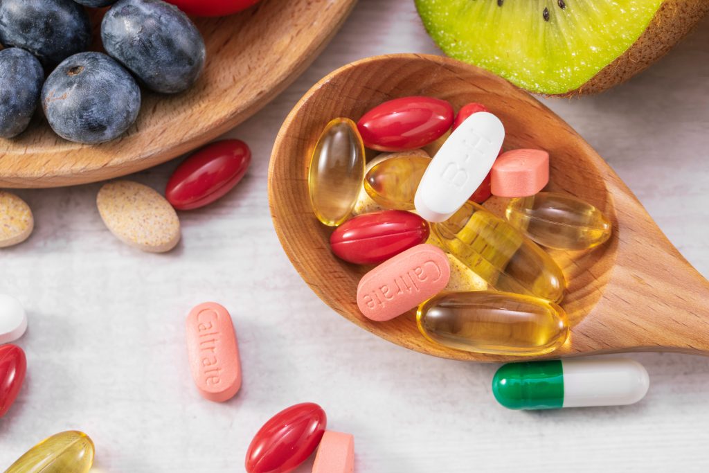 Explorando los Pros y Contras del Testolone 2 closeup foto frutas frescas diferentes medicamentos cuchara madera