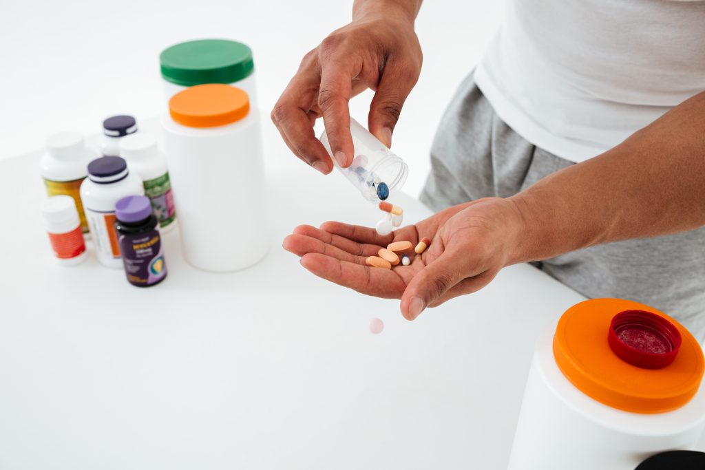 Explorando los Pros y Contras del Testolone 1 imagen recortada joven deportista vitaminas pildoras deportivas