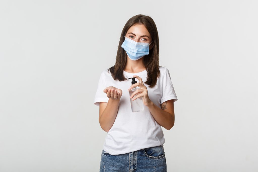 Covid 19 Concepto Salud Distanciamiento Social Mujer Morena Joven Atractiva Mascara Medica Que Aplica Desinfectante Manos Mano Blanco