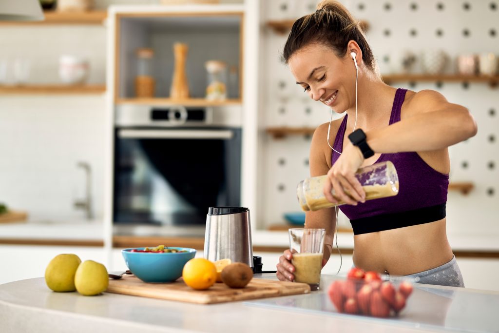 Joven Atletica Feliz Desayunando Batido Frutas Cocina