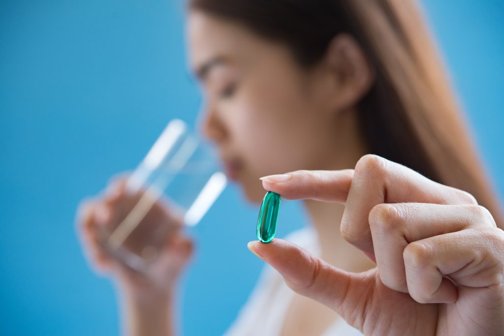 Explorando el Mundo de las Vitaminas: Una Guía Completa para tu Bienestar 1 mujer enferma tomando medicina